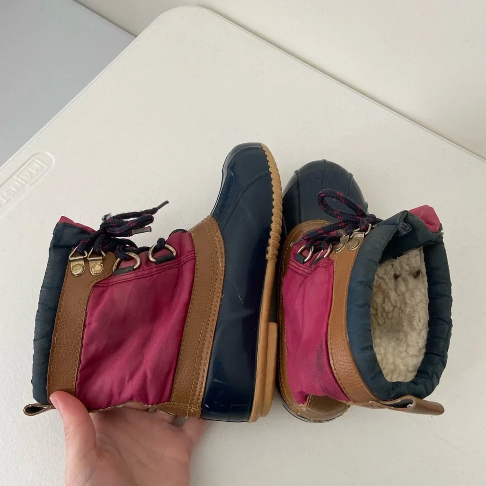 Girl’s Sherpa‎ lined rubber soles lace up boots size 2